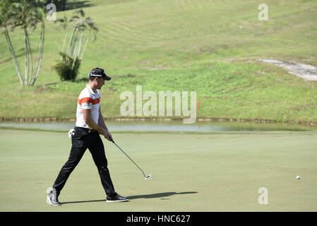 Kuala Lumpur, MALAYSIA. 11. Februar 2017. Danny Willett von England putts bei Tag drei der Maybank Meisterschaft Malaysia im Saujana Golf Club am 11. Februar 2017 in Kuala Lumpur, Malaysia. Bildnachweis: Chris Jung/ZUMA Draht/Alamy Live-Nachrichten Stockfoto