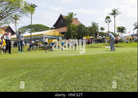 Kuala Lumpur, MALAYSIA. 11. Februar 2017. David Lipsky USA putts bei Tag drei der Maybank Meisterschaft Malaysia im Saujana Golf Club am 11. Februar 2017 in Kuala Lumpur, Malaysia. Bildnachweis: Chris Jung/ZUMA Draht/Alamy Live-Nachrichten Stockfoto