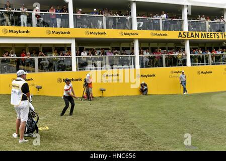 Kuala Lumpur, MALAYSIA. 11. Februar 2017. Danny Willett von England putts bei Tag drei der Maybank Meisterschaft Malaysia im Saujana Golf Club am 11. Februar 2017 in Kuala Lumpur, Malaysia. Bildnachweis: Chris Jung/ZUMA Draht/Alamy Live-Nachrichten Stockfoto