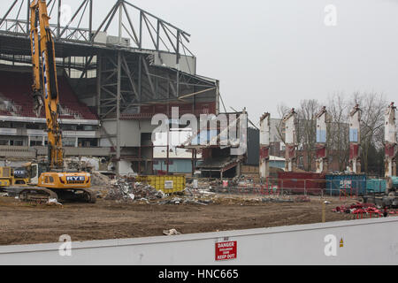 London, UK. 11. Februar 2017. Die Sir Trevor dulden stehen im Boleyn Ground, West Ham United ehemaligen Stadion in Upton Park, hat jetzt fast ausschließlich im Rahmen der Vorbereitungen für Barratts Upton Gärten Entwicklung abgerissen worden. Abriss der Osttribüne fand im November 2016 statt. Bildnachweis: Mark Kerrison/Alamy Live-Nachrichten Stockfoto