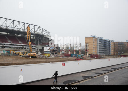 London, UK. 11. Februar 2017. Die Sir Trevor dulden stehen im Boleyn Ground, West Ham United ehemaligen Stadion in Upton Park, hat jetzt fast ausschließlich im Rahmen der Vorbereitungen für Barratts Upton Gärten Entwicklung abgerissen worden. Abriss der Osttribüne fand im November 2016 statt. Bildnachweis: Mark Kerrison/Alamy Live-Nachrichten Stockfoto