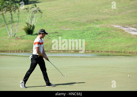 Kuala Lumpur, Malaysia. 11. Februar 2017. Danny Willett von England putts bei Tag drei der Maybank Meisterschaft Malaysia im Saujana Golf Club am 11. Februar 2017 in Kuala Lumpur, Malaysia. Bildnachweis: Chris JUNG/Alamy Live-Nachrichten Stockfoto