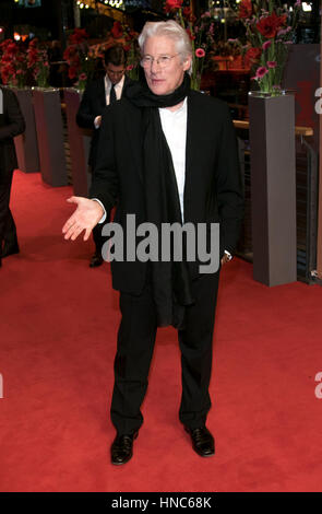 Berlin, Deutschland. 10. Februar 2017. Schauspieler Richard Gere besucht die Premiere von "The Dinner' während der 67. Internationalen Filmfestspiele Berlin, Berlinale, im Berlinale-Palast in Berlin, Deutschland, am 10. Februar 2017. Foto: Hubert Boesl - NO-Draht-SERVICE - Foto: Hubert Boesl / / Dpa/Alamy Live News Stockfoto