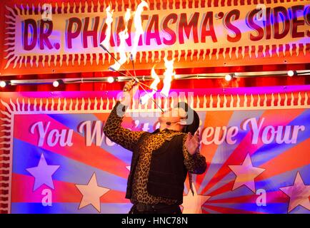 Blackpool, Lancashire, UK. 11. Februar 2017. Roll Up! Roll Up!! Der HOWZAM 'Festival sideshow kehrt in Blackpool, Lancashire. Dr. Phantasma des Feuers spektakuläre Show im Winter Gardens, Blackpool durchgeführt. Zurück für sein 10 Jahr das Festival mit Magie, sideshows & Street Theater alle über den berühmten North West Town verpackt ist. Stockfoto