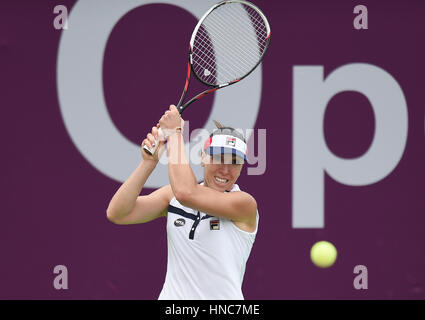Doha, Katar. 11. Februar 2017. Jelena Jankovic Serbien gibt einen Ball während der Frauen Einzel 1. Runde Qualifikationsspiel gegen Nao Hibino Japans bei WTA Qatar Open 2017 bei der internationalen Khalifa Tennis Komplex von Doha, Qatar, 11. Februar 2017 zurück. Jelena Jankovic gewann 2: 1. Bildnachweis: Nikku/Xinhua/Alamy Live-Nachrichten Stockfoto
