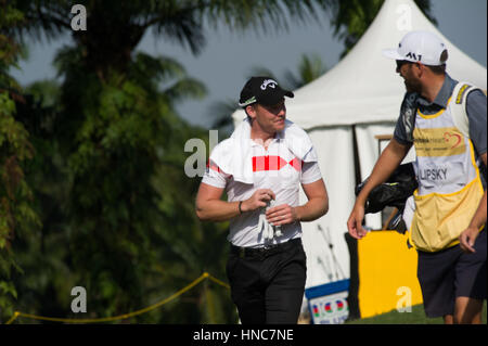 Kuala Lumpur, Malaysia. 11. Februar 2017. Danny Willets ein Spaziergang entlang der 1. Bohrung in Runde drei der Maybank WM 2017 Kredit: Flashspix/Alamy Live News Stockfoto