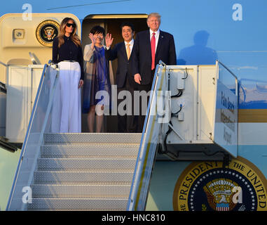 West Palm Beach, FL, USA. 10. Februar 2017. U.S. President Donald J. Trump (R) und seine Frau Melania Trump (L) ankommen und begleiten Sie von der japanische Premierminister Shinzo Abe und seine Frau Akie Abe auf Air Force One am Palm Beach International Airport auf Phaebrua Stockfoto
