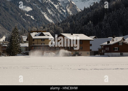 Engelberg, Schweiz. 11. Februar 2017. Schnee mit einem Traktor draußen einige Hotels in Engelberg im Kanton Obwalden, Schweiz entfernt wird. Bildnachweis: Stephen Allen/Alamy Live-Nachrichten Stockfoto