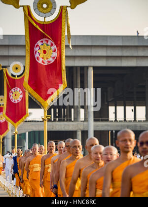 Khlong Luang, Pathum Thani, Thailand. 11. Februar 2017. Buddhistische Mönche gehen in die Pagode während der Makha Bucha-Tag-Service im Wat Phra Dhammakaya. Makha Bucha-Tag ist ein Feiertag in Kambodscha, Laos, Myanmar und Thailand. Viele Menschen gehen zum Tempel, um Verdienst ausgerichteten Tätigkeiten auf Makha Bucha-Tag, ausüben, welche vier wichtige Ereignisse im Buddhismus markiert: 1.250 Schüler kamen, den Buddha zu sehen, ohne beschworen wird, alle von ihnen waren Arhantas, oder, die erleuchtet und alle waren vom Buddha selbst ordiniert. Bildnachweis: ZUMA Press, Inc./Alamy Live-Nachrichten Stockfoto
