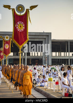 Khlong Luang, Pathum Thani, Thailand. 11. Februar 2017. Buddhistische Mönche gehen in die Pagode während der Makha Bucha-Tag-Service im Wat Phra Dhammakaya. Makha Bucha-Tag ist ein Feiertag in Kambodscha, Laos, Myanmar und Thailand. Viele Menschen gehen zum Tempel, um Verdienst ausgerichteten Tätigkeiten auf Makha Bucha-Tag, ausüben, welche vier wichtige Ereignisse im Buddhismus markiert: 1.250 Schüler kamen, den Buddha zu sehen, ohne beschworen wird, alle von ihnen waren Arhantas, oder, die erleuchtet und alle waren vom Buddha selbst ordiniert. Bildnachweis: ZUMA Press, Inc./Alamy Live-Nachrichten Stockfoto