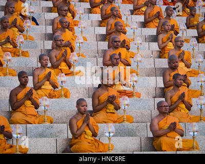 Khlong Luang, Pathum Thani, Thailand. 11. Februar 2017. Buddhistische Mönche beten während der Makha Bucha-Tag-Service im Wat Phra Dhammakaya auf ihren Plätzen auf der Pagode. Makha Bucha-Tag ist ein Feiertag in Kambodscha, Laos, Myanmar und Thailand. Viele Menschen gehen zum Tempel, um Verdienst ausgerichteten Tätigkeiten auf Makha Bucha-Tag, ausüben, welche vier wichtige Ereignisse im Buddhismus markiert: 1.250 Schüler kamen, den Buddha zu sehen, ohne beschworen wird, alle von ihnen waren Arhantas, oder, die erleuchtet und alle waren vom Buddha selbst ordiniert. Bildnachweis: ZUMA Press, Inc./Alamy Live-Nachrichten Stockfoto