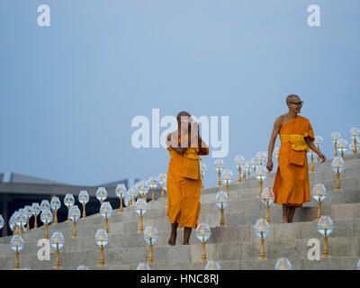 Khlong Luang, Pathum Thani, Thailand. 11. Februar 2017. Buddhistische Mönche gehen an ihren Sitz während des Gottesdienstes Makha Bucha-Tag am Wat Phra Dhammakaya. Makha Bucha-Tag ist ein Feiertag in Kambodscha, Laos, Myanmar und Thailand. Viele Menschen gehen zum Tempel, um Verdienst ausgerichteten Tätigkeiten auf Makha Bucha-Tag, ausüben, welche vier wichtige Ereignisse im Buddhismus markiert: 1.250 Schüler kamen, den Buddha zu sehen, ohne beschworen wird, alle von ihnen waren Arhantas, oder, die erleuchtet und alle waren vom Buddha selbst ordiniert. Bildnachweis: ZUMA Press, Inc./Alamy Live-Nachrichten Stockfoto