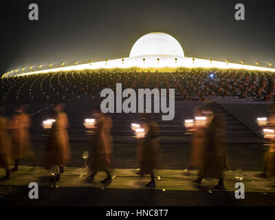 Khlong Luang, Pathum Thani, Thailand. 11. Februar 2017. Buddhistische Mönche teilnehmen in einer Prozession mit Kerzen um die Pagode herum während der Makha Bucha-Tag-Service im Wat Phra Dhammakaya. Makha Bucha-Tag ist ein Feiertag in Kambodscha, Laos, Myanmar und Thailand. Viele Menschen gehen zum Tempel, um Verdienst ausgerichteten Tätigkeiten auf Makha Bucha-Tag, ausüben, welche vier wichtige Ereignisse im Buddhismus markiert: 1.250 Schüler kamen, den Buddha zu sehen, ohne beschworen wird, alle von ihnen waren Arhantas, oder, die erleuchtet und alle wurden von dem Kreditinstitut Buddha geweiht: ZUMA Press, Inc./Alamy Live News Stockfoto