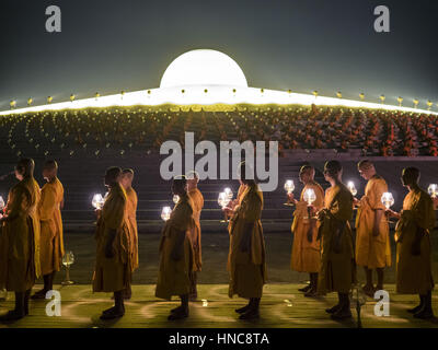 Khlong Luang, Pathum Thani, Thailand. 11. Februar 2017. Buddhistische Mönche teilnehmen in einer Prozession mit Kerzen um die Pagode herum während der Makha Bucha-Tag-Service im Wat Phra Dhammakaya. Makha Bucha-Tag ist ein Feiertag in Kambodscha, Laos, Myanmar und Thailand. Viele Menschen gehen zum Tempel, um Verdienst ausgerichteten Tätigkeiten auf Makha Bucha-Tag, ausüben, welche vier wichtige Ereignisse im Buddhismus markiert: 1.250 Schüler kamen, den Buddha zu sehen, ohne beschworen wird, alle von ihnen waren Arhantas, oder, die erleuchtet und alle wurden von dem Kreditinstitut Buddha geweiht: ZUMA Press, Inc./Alamy Live News Stockfoto