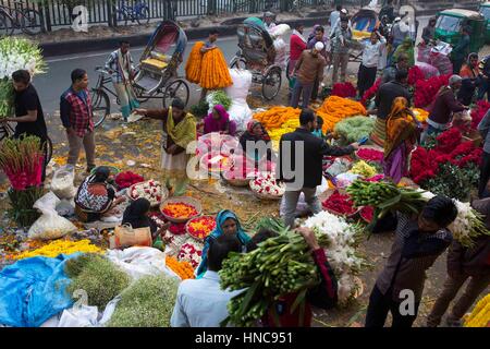 Dhaka, Bangladesch. 11. Februar 2017.People beschäftigen sich mit dem Handel von Blume im Shahbag Blumenmarkt in Dhaka, Bangladesch am 11. Februar 2017. Tausende von Besuchern kommen diesen Markt am frühen Morgen um Blumen zu kaufen, wie Anbieter ihre Blüte aus der südlichen Region des Landes bringen.  Shahbag ist berühmt für den Blumenmarkt. Es ist der größte Blumenmarkt von Bangladesch. Hier sind Blume verkaufen im gesamten-Sell und Einzelhandel Preis. Diese Blumen sind aus verschiedenen Districs in Bangladesch stammen. Bildnachweis: Zakir Hossain Chowdhury Zakir/Alamy Live-Nachrichten Stockfoto