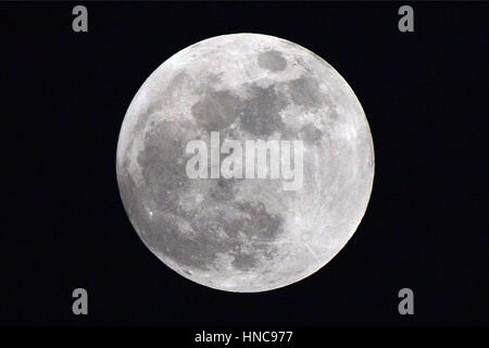 Berlin, Deutschland. 10. Februar 2017. Der Vollmond strahlt über Berlin, Deutschland, 10. Februar 2017. Foto: Maurizio Gambarini/Dpa/Alamy Live News Stockfoto