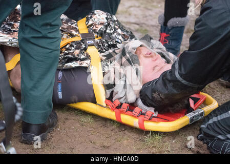 Brentwood, Essex, Großbritannien. 11. Februar 2017. Thurrock RFC-Player Graham Scott, ist zum Krankenhaus nach einer 40-minütigen Wartezeit für einen Krankenwagen zu einem Match gegen Brentwood RFC Kredit: Ian Davidson/Alamy Leben Nachrichten genommen Stockfoto