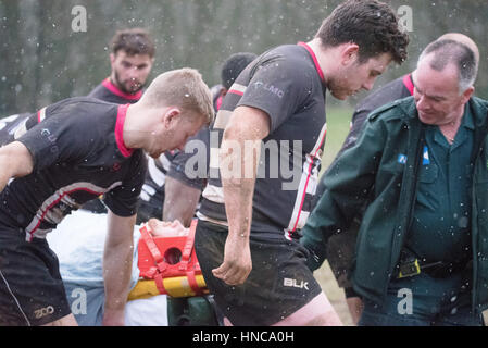 Brentwood, Essex, Großbritannien. 11. Februar 2017. Thurrock RFC-Player ist zum Krankenhaus nach einer 40-minütigen Wartezeit für einen Krankenwagen zu einem Match gegen Brentwood RFC Kredit: Ian Davidson/Alamy Leben Nachrichten genommen Stockfoto