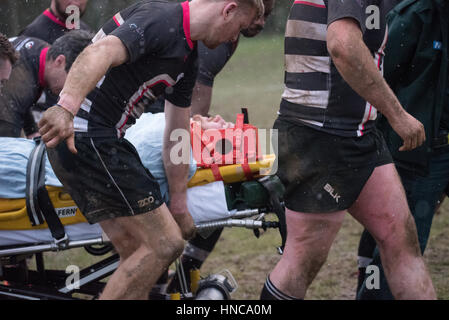 Brentwood, Essex, Großbritannien. 11. Februar 2017. Thurrock RFC-Player ist zum Krankenhaus nach einer 40-minütigen Wartezeit für einen Krankenwagen zu einem Match gegen Brentwood RFC Kredit: Ian Davidson/Alamy Leben Nachrichten genommen Stockfoto