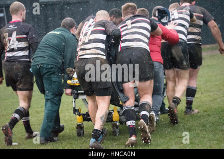 Brentwood, Essex, Großbritannien. 11. Februar 2017. Thurrock RFC-Player ist zum Krankenhaus nach einer 40-minütigen Wartezeit für einen Krankenwagen zu einem Match gegen Brentwood RFC Kredit: Ian Davidson/Alamy Leben Nachrichten genommen Stockfoto