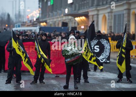 Dresden, Deutschland. 11. Februar 2017. Rechtsextremisten beteiligen sich an einem sogenannten Trauermarsch in Dresden, Deutschland, 11. Februar 2017. Der Verein "Dresden Nazifrei" (lit.) "Dresden frei von Nazis") rief zu Protesten gegen zwei angekündigten Neonazi-Demonstrationen in der sächsischen Landeshauptstadt. Foto: Sebastian Kahnert/Dpa-Zentralbild/Dpa/Alamy Live News Stockfoto