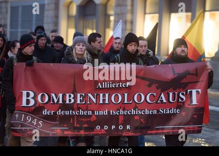 Dresden, Deutschland. 11. Februar 2017. Rechtsextremisten zu halten, bis ein Banner lesen "Alliierter Bombenholocaust" (lit.) "Verbündete Bombardierung Holocaust") während einer sogenannten Trauermarsch in Dresden, Deutschland, 11. Februar 2017. Der Verein "Dresden Nazifrei" (lit.) "Dresden frei von Nazis") rief zu Protesten gegen zwei angekündigten Neonazi-Demonstrationen in der sächsischen Landeshauptstadt. Foto: Sebastian Kahnert/Dpa-Zentralbild/Dpa/Alamy Live News Stockfoto