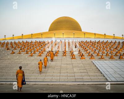 Khlong Luang, Pathum Thani, Thailand. 11. Februar 2017. Buddhistische Mönche gehen an ihren Sitz während des Gottesdienstes Makha Bucha-Tag am Wat Phra Dhammakaya. Makha Bucha-Tag ist ein Feiertag in Kambodscha, Laos, Myanmar und Thailand. Viele Menschen gehen zum Tempel, um Verdienst ausgerichteten Tätigkeiten auf Makha Bucha-Tag, ausüben, welche vier wichtige Ereignisse im Buddhismus markiert: 1.250 Schüler kamen, den Buddha zu sehen, ohne beschworen wird, alle von ihnen waren Arhantas, oder, die erleuchtet und alle waren vom Buddha selbst ordiniert. Bildnachweis: Jack Kurtz/ZUMA Draht/Alamy Live-Nachrichten Stockfoto