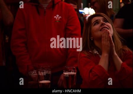 UK Sport: Trostlos Rugby-Fans beobachten Wales spielen gegen England in der Six Nations Rugby-Länderspiel (live im Fernsehen vom Fürstentum Stadion Cardiff) im Schlosshotel Pub in Aberystwyth Wales UK.   Trotz des Seins vor für die meisten des Spiels, gab ein späten englischen Versuch England den Sieg von 21 Punkten bis 16 Stockfoto