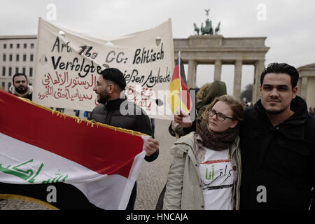 Berlin, Berlin, Deutschland. 11. Februar 2017. Eine kleine Gruppe von Demonstranten vor dem Brandenburger Tor Kundgebung gegen die Ablehnung der Anträge auf Asyl und die Verweigerung des Flüchtlingsschutzes von irakischen Flüchtlingen in Deutschland. Bildnachweis: Jan Scheunert/ZUMA Draht/Alamy Live-Nachrichten Stockfoto