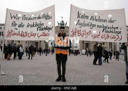 Berlin, Berlin, Deutschland. 11. Februar 2017. Eine kleine Gruppe von Demonstranten vor dem Brandenburger Tor Kundgebung gegen die Ablehnung der Anträge auf Asyl und die Verweigerung des Flüchtlingsschutzes von irakischen Flüchtlingen in Deutschland. Bildnachweis: Jan Scheunert/ZUMA Draht/Alamy Live-Nachrichten Stockfoto