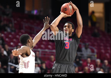 Philadelphia, Pennsylvania, USA. 9. Februar 2017. Southern Methodist Mustangs bewachen STERLING BROWN (3) schießt bei der amerikanischen Athletic Conference-Basketball-Spiel im Liacouras Center in Philadelphia gespielt wird. SMU schlagen Tempel 66-50. Credit: Ken Inness/ZUMA Draht/Alamy Live-Nachrichten Stockfoto