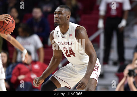 Philadelphia, Pennsylvania, USA. 9. Februar 2017. Temple Owls center ERNEST AFLAKPUI (24) spielt Verteidigung während der amerikanischen Athletic Conference-Basketball-Spiel im Liacouras Center in Philadelphia gespielt wird. SMU schlagen Tempel 66-50. Credit: Ken Inness/ZUMA Draht/Alamy Live-Nachrichten Stockfoto