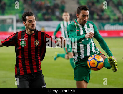 Budapest, Ungarn. 11. Februar 2017. BUDAPEST, Ungarn - 11 Februar: Leandro De Almeida (R) TC der Ferencvarosi konkurriert für den Ball mit Davide Lanzafame (L) von Budapest Honved während der ungarischen Pokal-Runde der 16 erste Bein Match zwischen Ferencvarosi TC und Budapest Honved Groupama Arena am 11. Februar 2017 in Budapest, Ungarn. Bildnachweis: Laszlo Szirtesi/Alamy Live-Nachrichten Stockfoto
