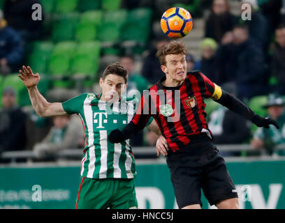 Budapest, Ungarn. 11. Februar 2017. BUDAPEST, Ungarn - Februar 11: Zoltan Gera (L) Ferencvarosi TC Kämpfe um den Ball in der Luft mit Patrik Hidi (R) von Budapest Honved während der ungarischen Pokal-Runde der 16 erste Bein Match zwischen Ferencvarosi TC und Budapest Honved Groupama Arena am 11. Februar 2017 in Budapest, Ungarn. Bildnachweis: Laszlo Szirtesi/Alamy Live-Nachrichten Stockfoto