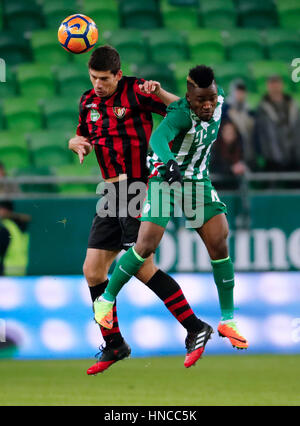 Budapest, Ungarn. 11. Februar 2017. BUDAPEST, Ungarn - 11 Februar: Amadou Moutari (R) TC der Ferencvarosi Kämpfe um den Ball in der Luft mit Zsolt Laczko (L) von Budapest Honved während der ungarischen Pokal-Runde der 16 erste Bein Match zwischen Ferencvarosi TC und Budapest Honved Groupama Arena am 11. Februar 2017 in Budapest, Ungarn. Bildnachweis: Laszlo Szirtesi/Alamy Live-Nachrichten Stockfoto