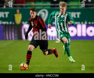 Budapest, Ungarn. 11. Februar 2017. BUDAPEST, Ungarn - 11 Februar: Daniel Gazdag (L) von Budapest Honved Blätter Janek Sternberg (R) des Ferencvarosi TC hinter der ungarischen Cup-Runde von 16 ersten Bein Match zwischen Ferencvarosi TC und Budapest Honved Groupama Arena am 11. Februar 2017 in Budapest, Ungarn. Bildnachweis: Laszlo Szirtesi/Alamy Live-Nachrichten Stockfoto