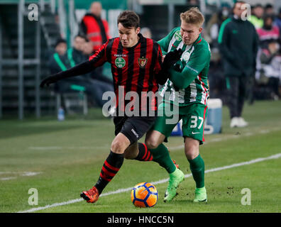 Budapest, Ungarn. 11. Februar 2017. BUDAPEST, Ungarn - Februar 11: Janek Sternberg #37 Ferencvarosi TC Kämpfe um den Ball mit Daniel Gazdag (L) von Budapest Honved während der ungarischen Pokal-Runde der 16 erste Bein Match zwischen Ferencvarosi TC und Budapest Honved Groupama Arena am 11. Februar 2017 in Budapest, Ungarn. Bildnachweis: Laszlo Szirtesi/Alamy Live-Nachrichten Stockfoto