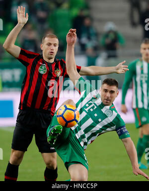 Budapest, Ungarn. 11. Februar 2017. BUDAPEST, Ungarn - Februar 11: Daniel Bode (R) TC der Ferencvarosi Zweikämpfe um den Ball mit Djordje Kamber (L) von Budapest Honved während der ungarischen Pokal-Runde der 16 erste Bein Match zwischen Ferencvarosi TC und Budapest Honved Groupama Arena am 11. Februar 2017 in Budapest, Ungarn. Bildnachweis: Laszlo Szirtesi/Alamy Live-Nachrichten Stockfoto