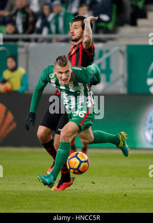 Budapest, Ungarn. 11. Februar 2017. BUDAPEST, Ungarn - 11 Februar: Davide Lanzafame (R) Honved von Budapest Fouls Emir Dilaver #66 Ferencvarosi TC bei den ungarischen Pokal-Runde der 16 erste Bein Match zwischen Ferencvarosi TC und Budapest Honved Groupama Arena am 11. Februar 2017 in Budapest, Ungarn. Bildnachweis: Laszlo Szirtesi/Alamy Live-Nachrichten Stockfoto