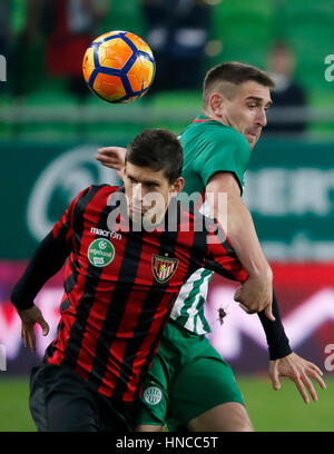 Budapest, Ungarn. 11. Februar 2017. BUDAPEST, Ungarn - 11 Februar: Daniel Bode (R) TC der Ferencvarosi Kämpfe um den Ball mit Zsolt Laczko (L) von Budapest Honved während der ungarischen Pokal-Runde der 16 erste Bein Match zwischen Ferencvarosi TC und Budapest Honved Groupama Arena am 11. Februar 2017 in Budapest, Ungarn. Bildnachweis: Laszlo Szirtesi/Alamy Live-Nachrichten Stockfoto