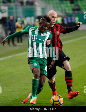Budapest, Ungarn. 11. Februar 2017. BUDAPEST, Ungarn - 11 Februar: Amadou Moutari (L) Ferencvarosi TC konkurriert für den Ball mit Botond Barath (R) Honved von Budapest in den ungarischen Pokal-Runde der 16 erste Bein Match zwischen Ferencvarosi TC und Budapest Honved Groupama Arena am 11. Februar 2017 in Budapest, Ungarn. Bildnachweis: Laszlo Szirtesi/Alamy Live-Nachrichten Stockfoto
