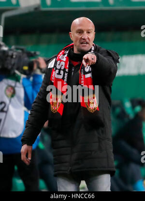Budapest, Ungarn. 11. Februar 2017. BUDAPEST, Ungarn - Februar 11: Trainer Marco Rossi von Budapest Honved beauftragt seinen Spielern während der ungarischen Pokal-Runde der 16 erste Bein Match zwischen Ferencvarosi TC und Budapest Honved Groupama Arena am 11. Februar 2017 in Budapest, Ungarn. Bildnachweis: Laszlo Szirtesi/Alamy Live-Nachrichten Stockfoto