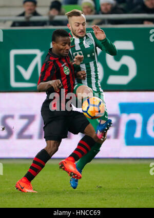 Budapest, Ungarn. 11. Februar 2017. BUDAPEST, Ungarn - Februar 11: Gergo Lovrencsics (R) TC der Ferencvarosi Kämpfe um den Ball mit Patrick Ikenne König (L) von Budapest Honved während der ungarischen Pokal-Runde der 16 erste Bein Match zwischen Ferencvarosi TC und Budapest Honved Groupama Arena am 11. Februar 2017 in Budapest, Ungarn. Bildnachweis: Laszlo Szirtesi/Alamy Live-Nachrichten Stockfoto