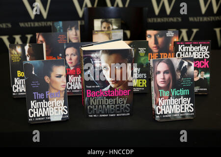 Romford, Essex, England. 11. Februar 2017. Kriminalität Autor Kimberley Kammern unterzeichnet Kopien von ihrem neuesten Thriller Backstabber in Waterstones Buchhandlung Romford Essex 02.11.17 Credit: SANDRA ROWSE/Alamy Live News Stockfoto