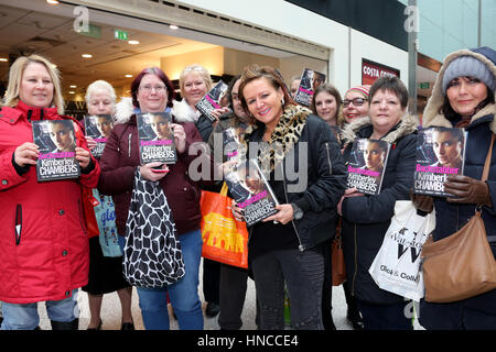 Romford, Essex, England. 11. Februar 2017. Kriminalität Autor Kimberley Kammern unterzeichnet Kopien von ihrem neuesten Thriller Backstabber in Waterstones Buchhandlung Romford Essex 02.11.17 Credit: SANDRA ROWSE/Alamy Live News Stockfoto