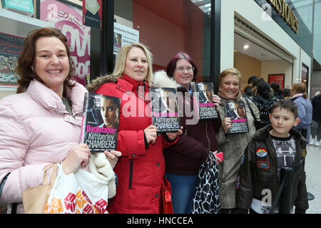 Romford, Essex, England. 11. Februar 2017. Kriminalität Autor Kimberley Kammern unterzeichnet Kopien von ihrem neuesten Thriller Backstabber in Waterstones Buchhandlung Romford Essex 02.11.17 Credit: SANDRA ROWSE/Alamy Live News Stockfoto