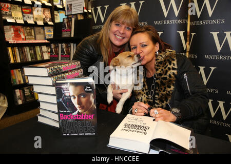 Romford, Essex, England. 11. Februar 2017. Kriminalität Autor Kimberley Kammern unterzeichnet Kopien von ihrem neuesten Thriller Backstabber in Waterstones Buchhandlung Romford Essex 02.11.17 Credit: SANDRA ROWSE/Alamy Live News Stockfoto