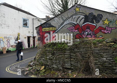 Bristol, UK. 11. Februar 2017. Straßenkunst ist an Gebäuden im Bereich Montpelier gesehen. Einige Basis street Art Künstler in wurden Bristol spricht mit, rechtliche Spielräume street Art und Graffiti im Zuge des Bristol Bürgermeisters befugt saubere Straßen Kampagne. Bildnachweis: 1000 Worte/Alamy Live-Nachrichten. Stockfoto