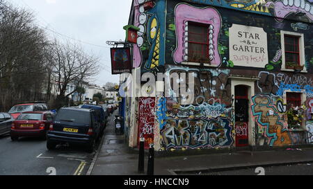 Bristol, UK. 11. Februar 2017. Straßenkunst ist auf der Kneipe Star & Garter im Bereich Montpelier gesehen. Einige Basis street Art Künstler in wurden Bristol spricht mit, rechtliche Spielräume street Art und Graffiti im Zuge des Bristol Bürgermeisters befugt saubere Straßen Kampagne. Bildnachweis: 1000 Worte/Alamy Live-Nachrichten. Stockfoto