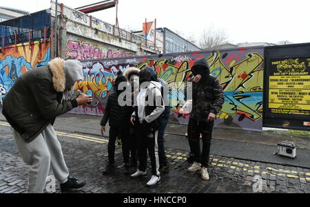 Bristol, UK. 11. Februar 2017. Rapper aufzeichnen ein Musikvideo gegen eine Graffitiwand im Bereich Stokes Croft. Einige Basis street Art Künstler in wurden Bristol spricht mit, rechtliche Spielräume street Art und Graffiti im Zuge des Bristol Bürgermeisters befugt saubere Straßen Kampagne. Bildnachweis: 1000 Worte/Alamy Live-Nachrichten. Stockfoto